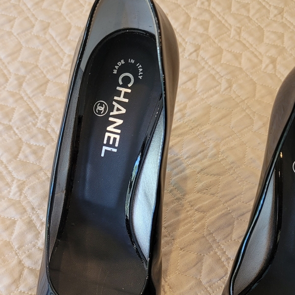 Like New CHANEL Black Heels - Picture 5 of 16